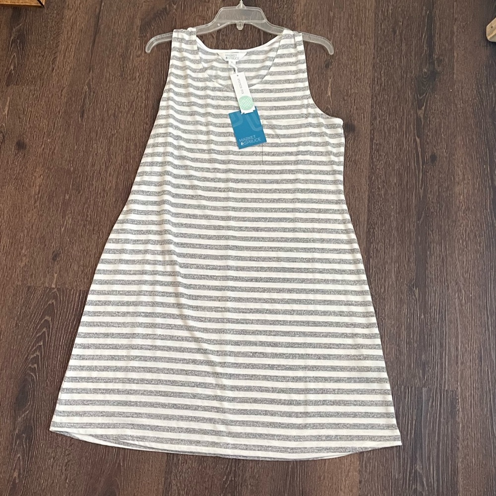 Women’s sleeveless dress with front pocket